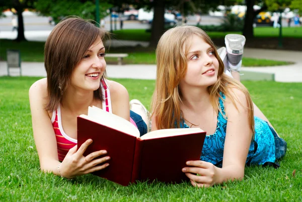 Belos adolescentes desfrutando no parque — Fotografia de Stock