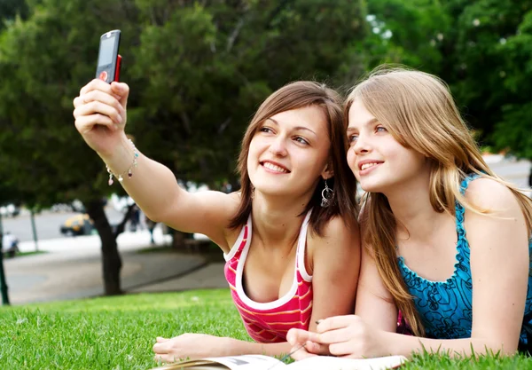 Two girlfriends in park — Stock Photo, Image