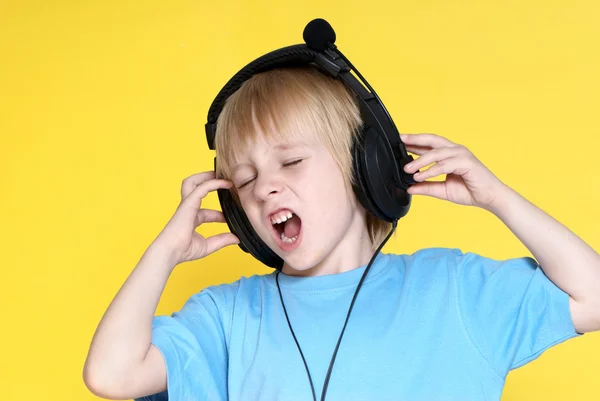 El niño emocional en los auriculares —  Fotos de Stock