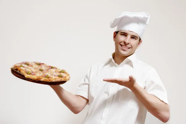 Щасливий привабливий кухар з піцою Ліцензійні Стокові Фото