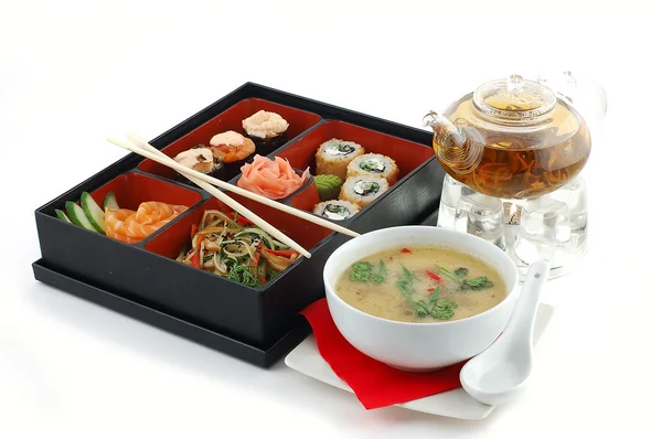 Sushi con tè e zuppa — Foto Stock
