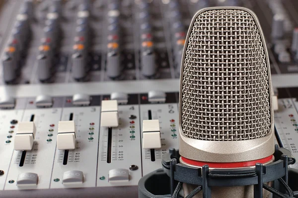 Microfone no estúdio de som — Fotografia de Stock