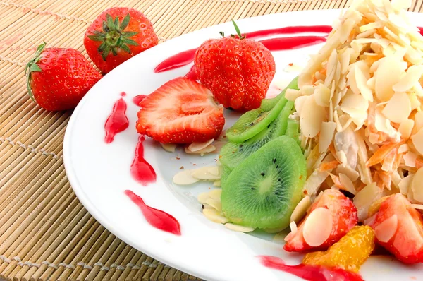 열매와 딸기 샐러드 — 스톡 사진