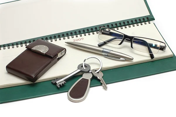 Dagbok, glasögon och nycklar — Stockfoto