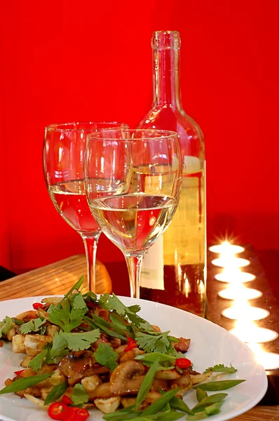 Біле вино з салатом — стокове фото