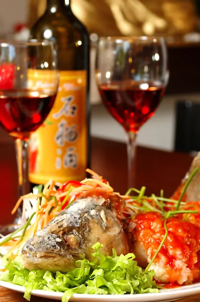 Kırmızı şarap ile balık — Stok fotoğraf