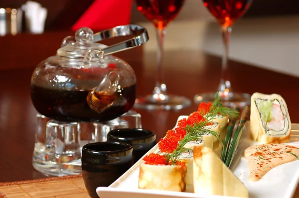 Sushi con té chino — Foto de Stock