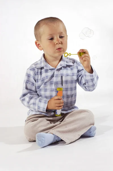 Mały chłopiec i bańka mydlana — Zdjęcie stockowe