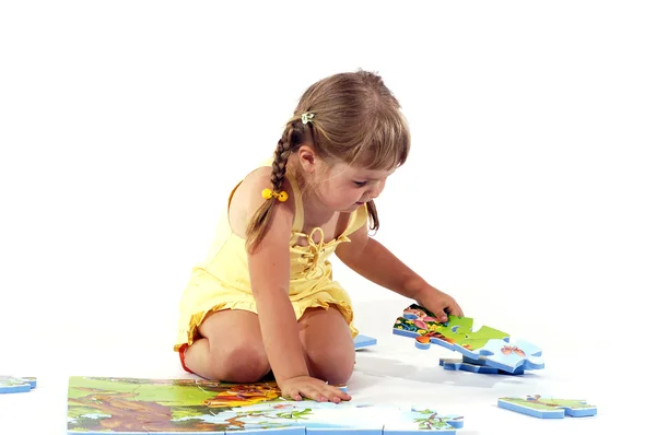Arranging puzzles young girl — Stock Photo, Image
