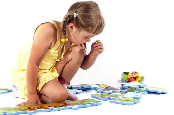 Uspořádání mladá dívka puzzle — Stock fotografie