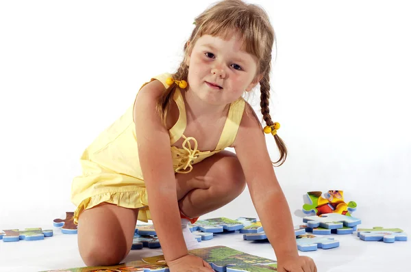 Uspořádání mladá dívka puzzle — Stock fotografie