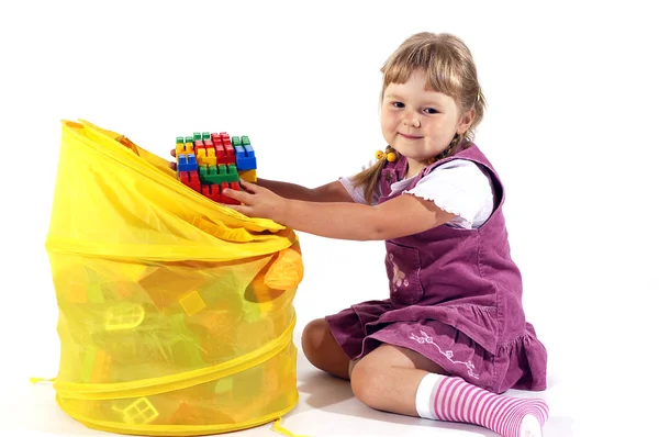 年轻的女孩玩积木 — 图库照片