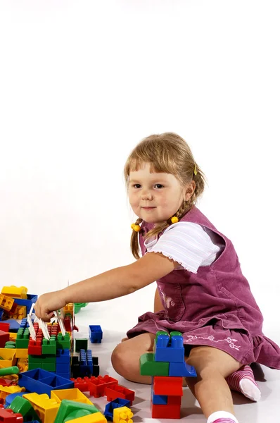 Junges Mädchen spielt mit Blöcken — Stockfoto