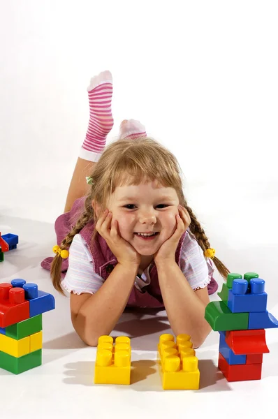 Mladá dívka si hraje s bloky — Stock fotografie