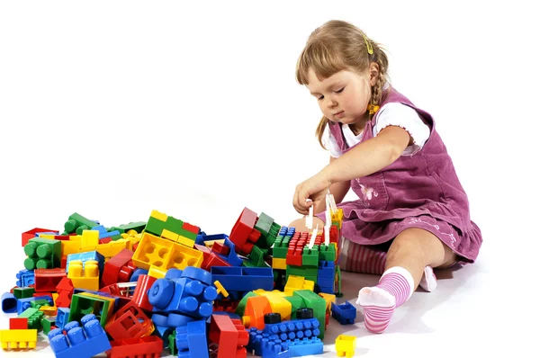 Fiatal lány játszani a blokkokat — Stock Fotó