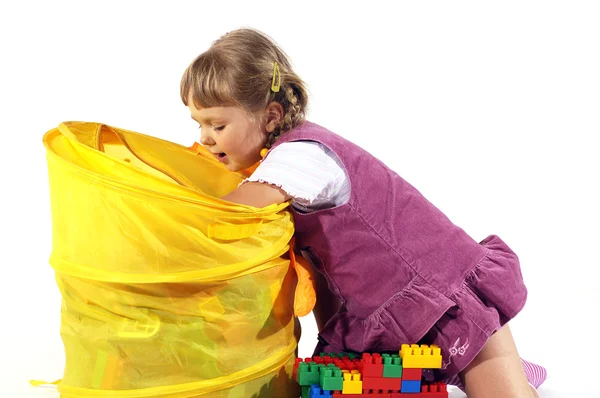 Chica joven jugando con bloques — Foto de Stock
