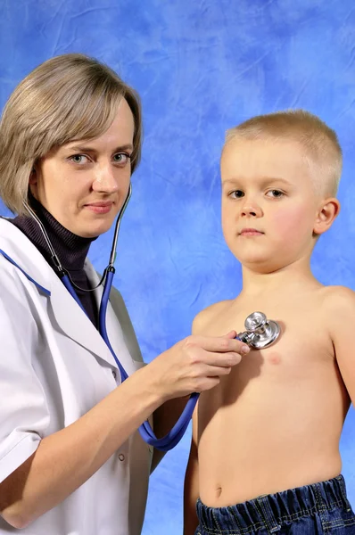 Badanie dziecka lekarz — Zdjęcie stockowe