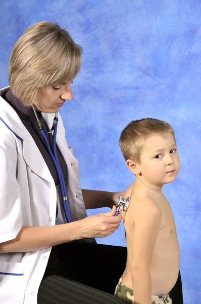 Medico esaminando bambino — Foto Stock
