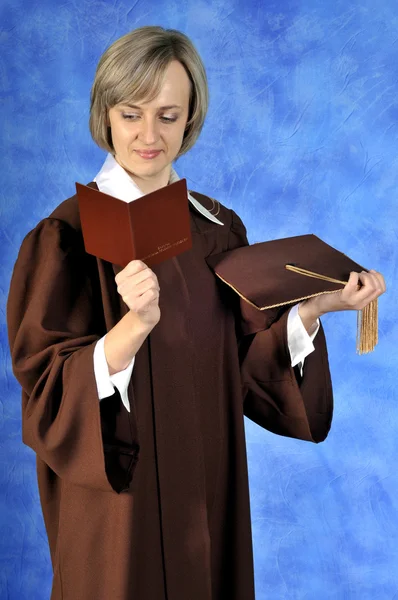 Выпускник с дипломом — стоковое фото