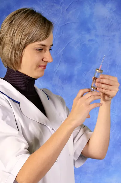 Dokter voorbereiden injectie — Stockfoto