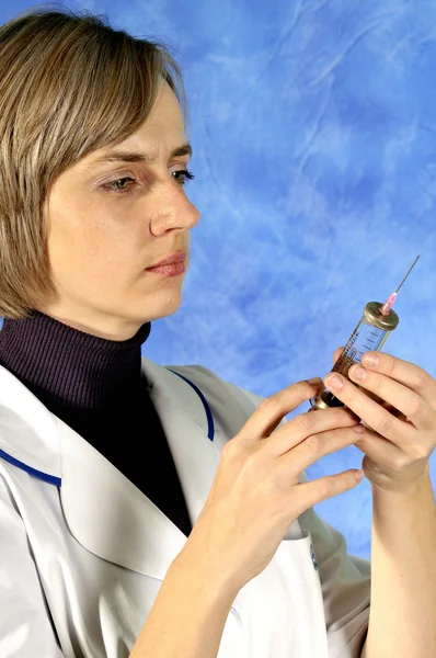 Dokter voorbereiden injectie — Stockfoto
