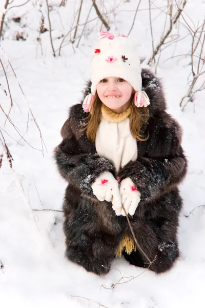 Kind in de sneeuw — Stockfoto