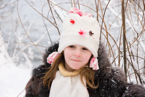 Kleines Mädchen im Schnee — Stockfoto