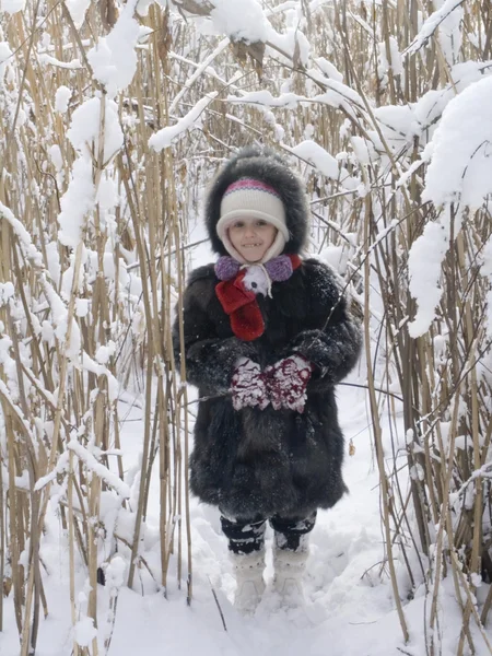 Μικρό κορίτσι το χειμώνα — Φωτογραφία Αρχείου