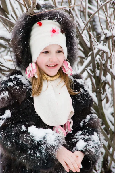 Маленькая девочка на снегу — стоковое фото