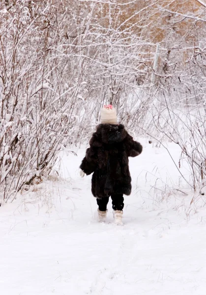 Kind op winter forest — Stockfoto
