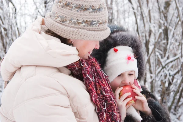 Mother and daughter in winter — Stock Photo, Image