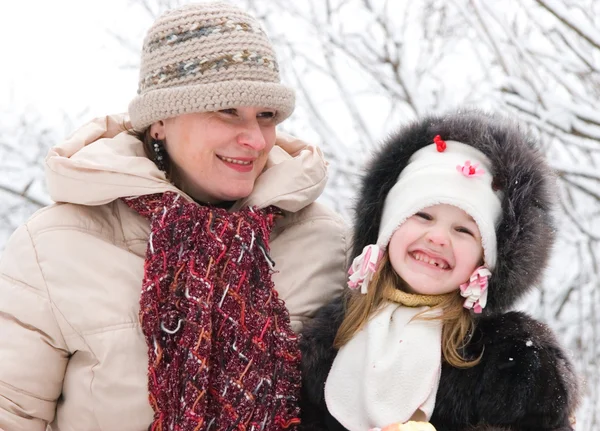 Madre e hija en invierno —  Fotos de Stock