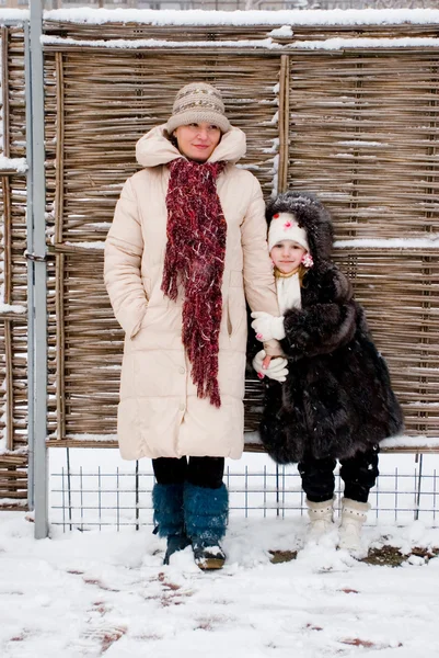 Мать и дочь зимой — стоковое фото