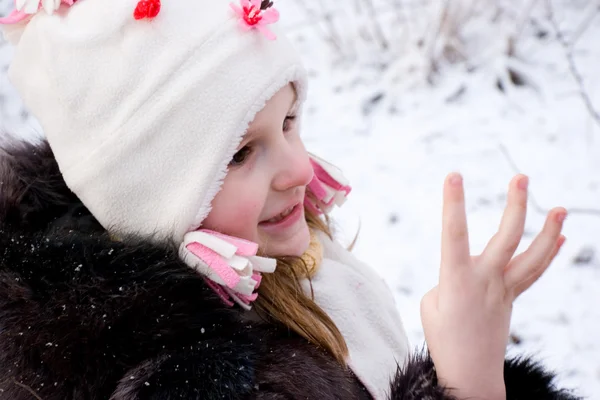 Klein meisje in de sneeuw — Stockfoto