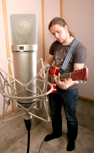 Gitarist in studio — Stockfoto