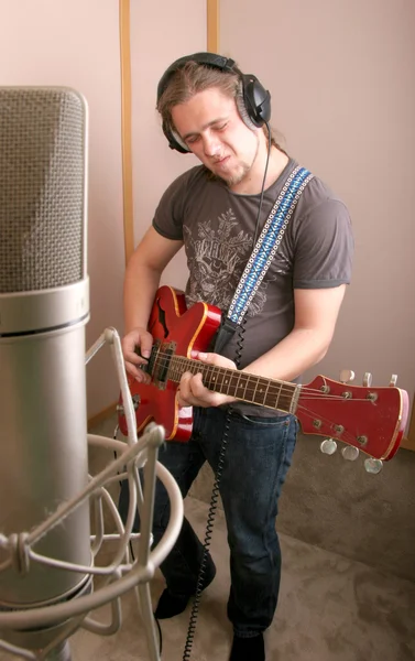 Gitarist i studio – stockfoto