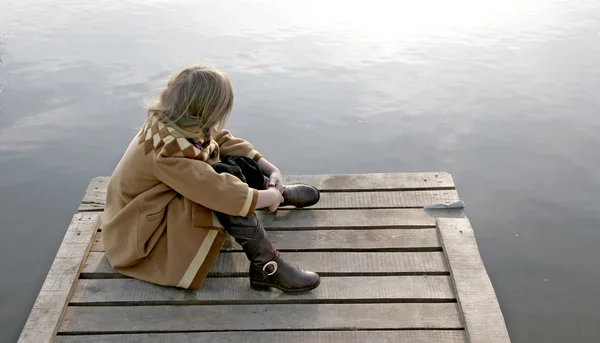 Meisje op de pier — Stockfoto