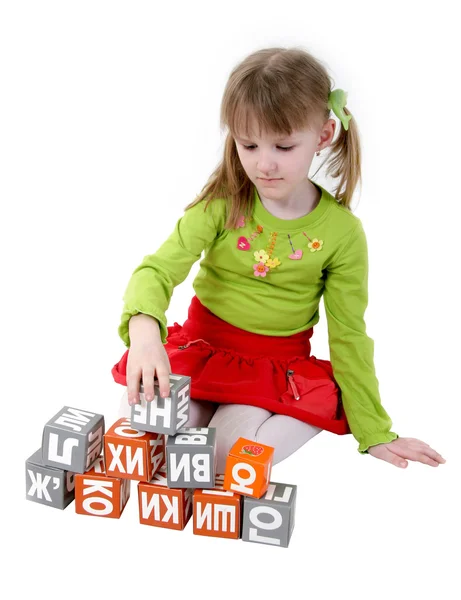 Flicka spelar med tegel — Stockfoto