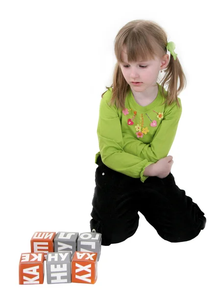 Flicka spela med tegel — Stockfoto