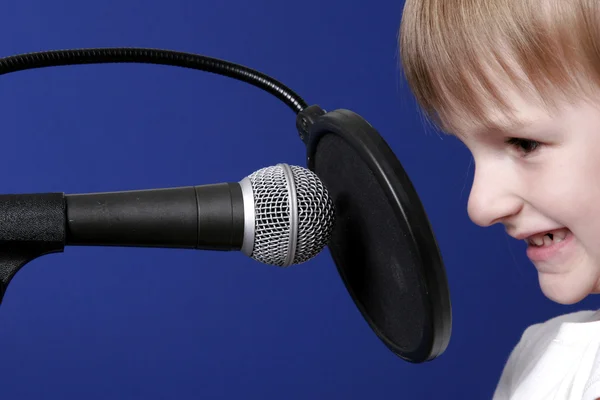 Ragazza con microfono — Foto Stock
