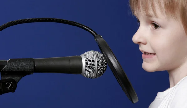 Девушка с микрофоном — стоковое фото