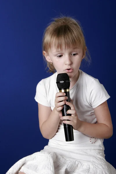 Девушка с микрофоном — стоковое фото