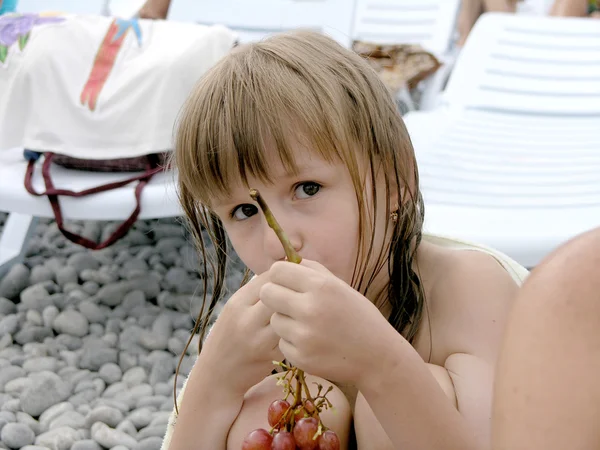 Menina comer a uva — Fotografia de Stock