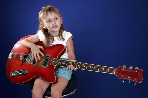 Mała dziewczynka i gitara — Zdjęcie stockowe