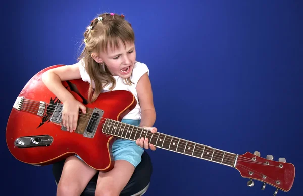小さな女の子とギター — ストック写真