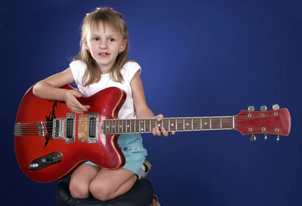 어린 소녀와 기타 — 스톡 사진