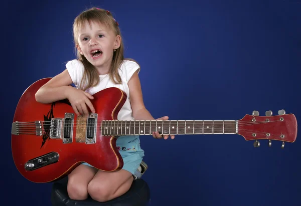 Menina e guitarra — Fotografia de Stock
