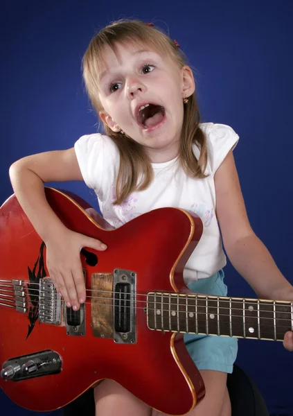 Маленькая девочка и гитара — стоковое фото