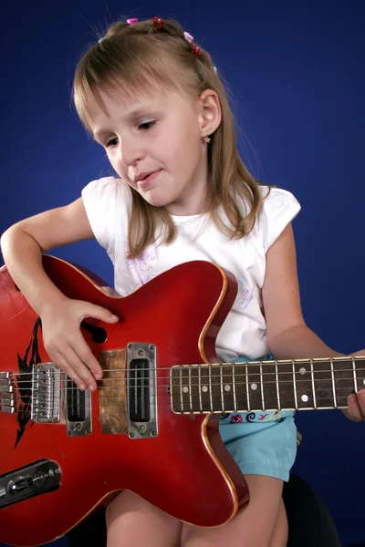 小さな女の子とギター — ストック写真