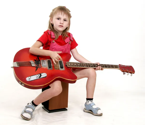Liten flicka och gitarr — Stockfoto